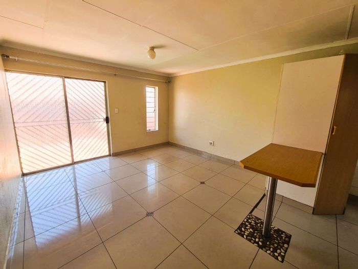 Rooihuiskraal North Townhouse To Rent: 2 bedrooms, open-plan living, secure garage.