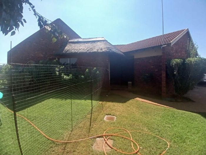 For Sale: 3-Bedroom House in Vaal Park with double garages and large yard.