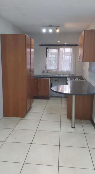 Sandown Apartment To Rent: 2 Bedrooms, 2 Bathrooms, Pool Access, Covered Parking.