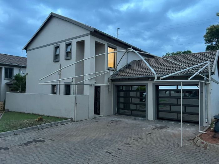 For Sale: Spacious 4-bedroom house in Clarina with ample parking and generator.