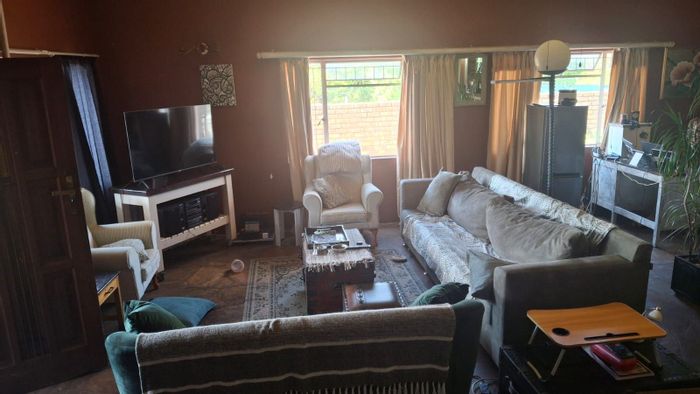 For Sale: Capital Park House with multiple living spaces and rental potential.