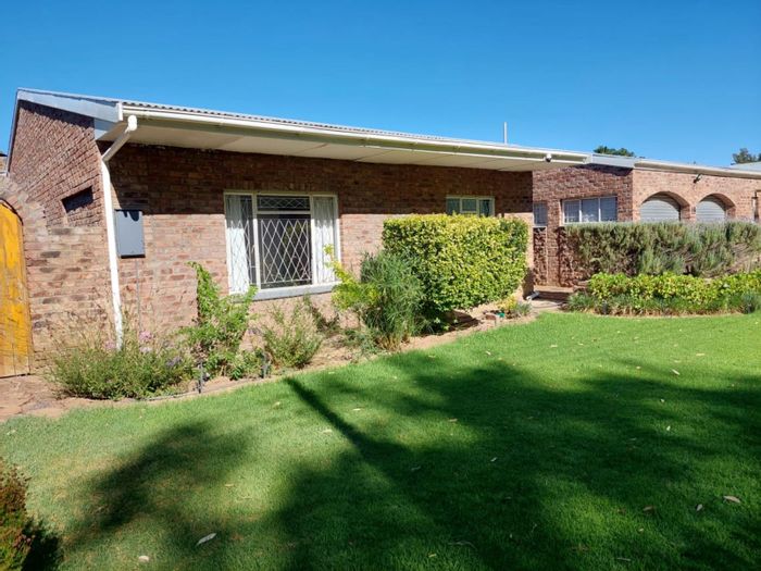 House To Rent in Graaff-Reinet Central: 5 bedrooms, pool, double garage, garden services.