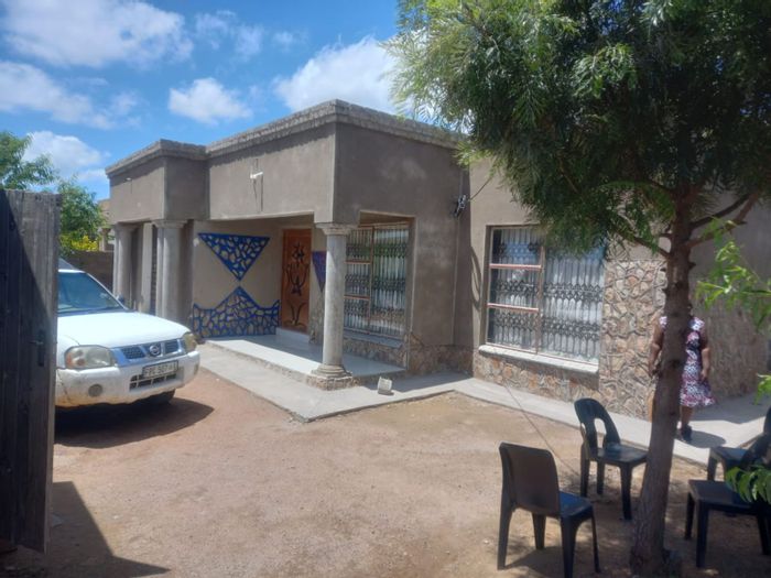 For Sale: House in Mankweng with 3 beds, 2 baths, and extra rooms.