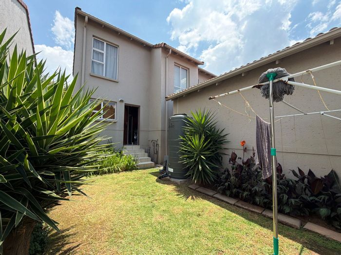 Gallo Manor House To Rent: 3 beds, solar power, private garden, double garage.