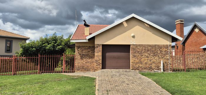 For Sale: House in Lydenburg Central with 3 beds, garage, and security estate.
