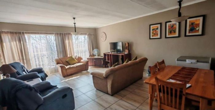 For Sale: Apartment in Villieria with 2 bedrooms, garage, and communal gardens.