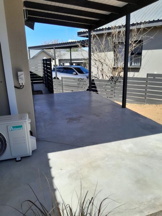 House to Rent in Hoedspruit Central: 3 bedrooms, open plan living, greenbelt views.