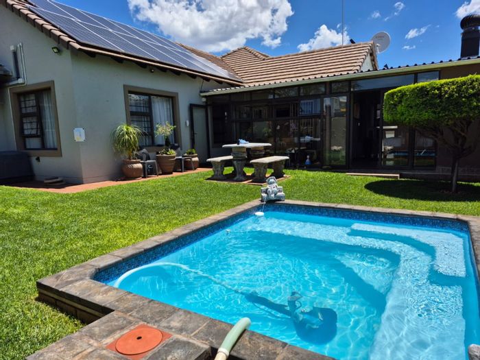 Kuruman Central Townhouse For Sale: 3 beds, pool, solar system, secure complex.