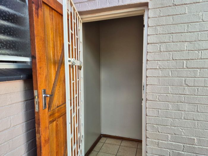 Furnished 1-bedroom apartment in Kuruman Central, utilities included, ideal for contractors. To Rent.