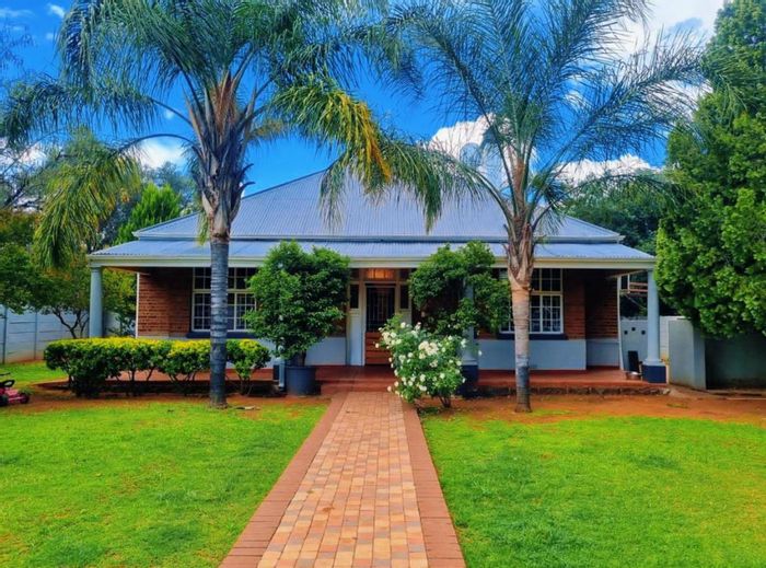 Klisserville House For Sale: 3 beds, garage, garden, fireplace, staff accommodation.
