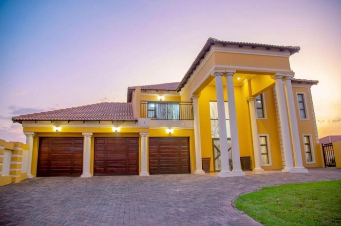 Heuwelsig Estate House For Sale: 6 bedrooms, entertainment spaces, 24-hour security.