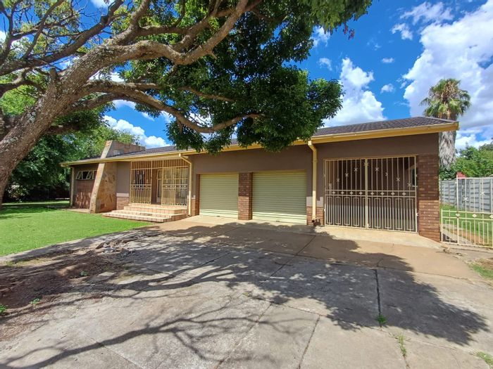 5-Bedroom House with Pool, Golf Views, and Ample Parking in Orkney Central For Sale.