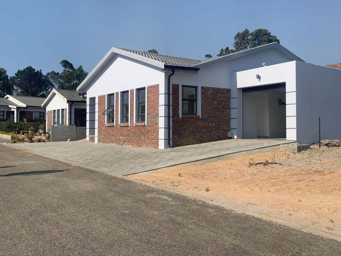 House to Rent in Albertinia Central: 3 bedrooms, garage, secure estate living.