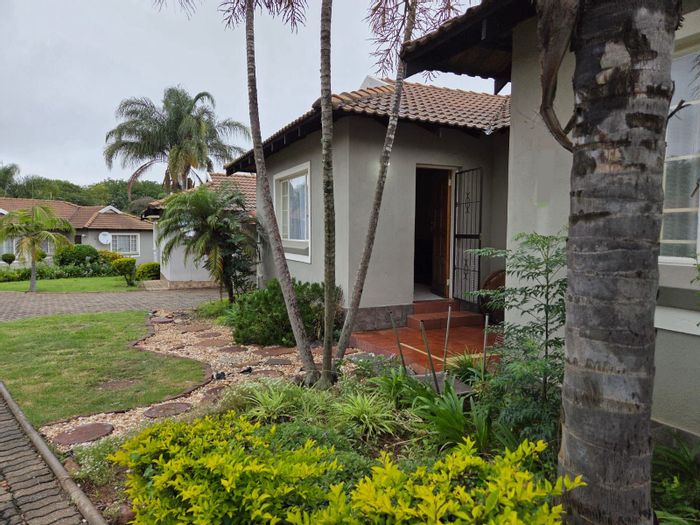 3 Bedroom Townhouse for Sale in Bendor with en-suite, open-plan living, and water tank.