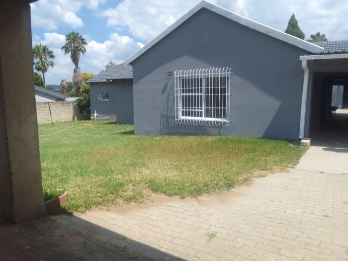 7 Bedroom House to Rent in Bloubosrand with spacious backyard and covered parking.