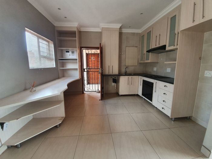 Die Bult Apartment For Sale: 1 bed, 1 bath, steps from NWU gate.