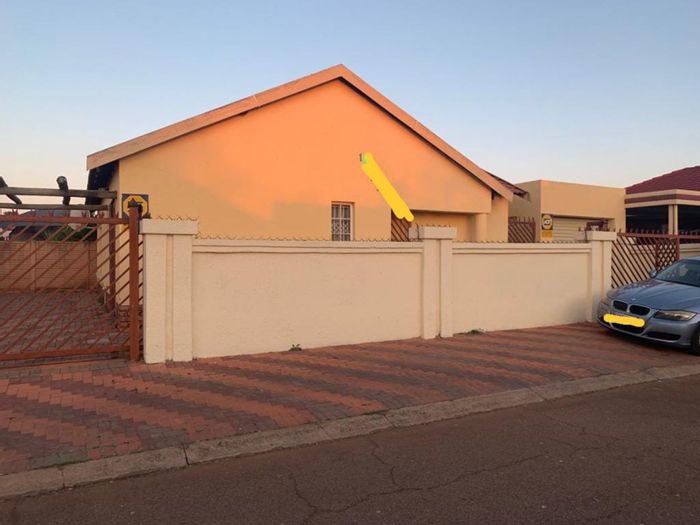 Chantelle Townhouse For Sale: 3 Bedrooms, secure estate, garage, convenient access.