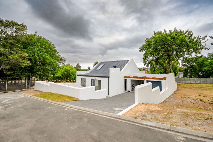 Grabouw Central House For Sale: Freehold homes with solar, fiber, and pet-friendly options.
