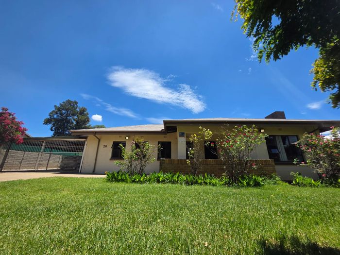 Klisserville House For Sale: 3 beds, pool, flat potential, ample parking.