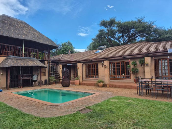 For Sale: House in Kuruman Central with pool, braai area, and ample parking.