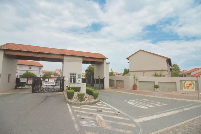 Noordhang House For Sale: Spacious 2-bed, 2-bath with ample parking and functional kitchen.