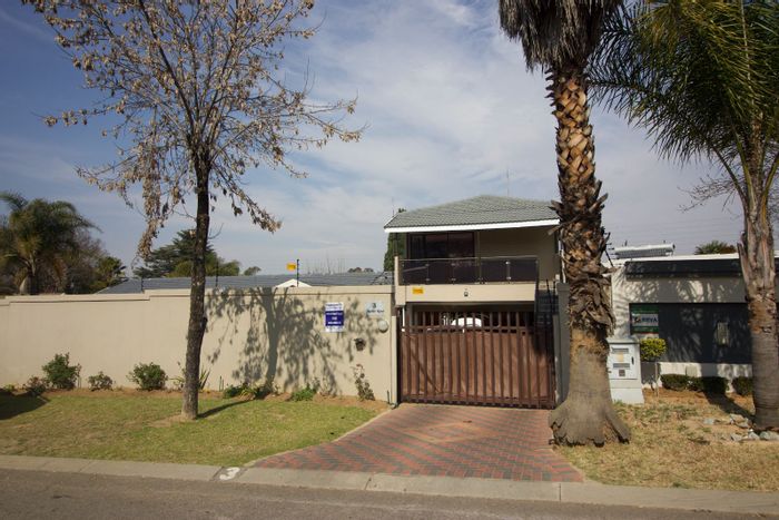 House to Rent in Randpark Ridge: 5 beds, office, pool, solar backup.