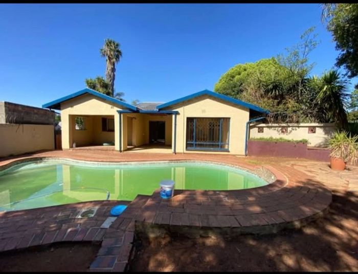 Norkem Park House For Sale: 4 beds, pool, granny flat, great location.