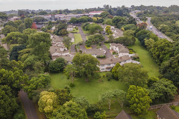 Kloof Central Townhouse For Sale: 3 beds, garden, garage, near Village Mall.