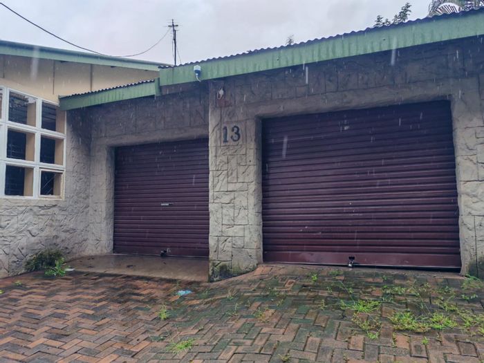 House for Sale in Sonheuwel: 3 bedrooms, pool, lapa, ample parking.