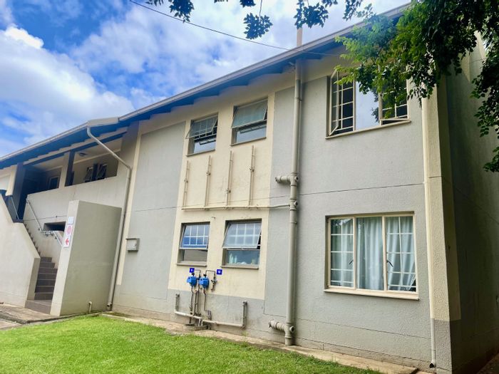 For Sale: 2-bedroom apartment in Die Hoewes with pool, security, and parking.