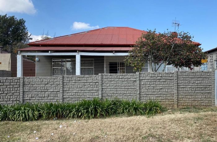 For Sale: House in Westdene with 3 bedrooms, 3 cottages, and ample parking.