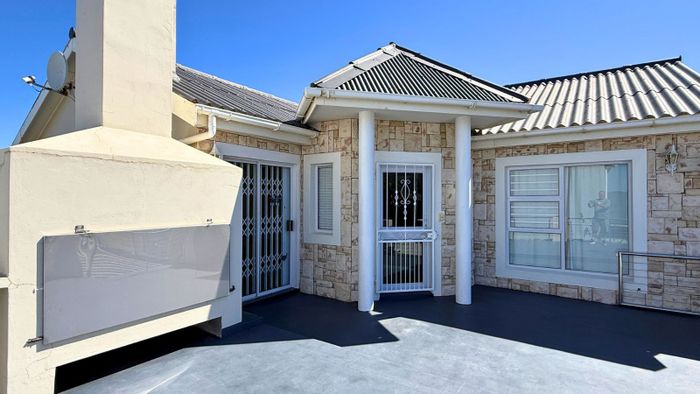 Franskraal House For Sale: 5 bedrooms, dual living, coastal and mountain views.