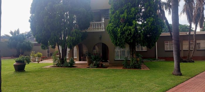 For Sale: Spacious Bendor house with pool, ample parking, and security features.