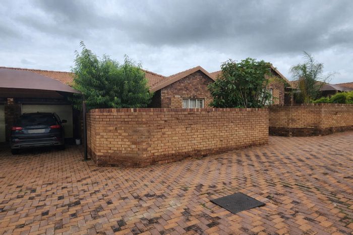 Bendor Townhouse For Sale: 3 Bedrooms, Private Garden, Close to Amenities.