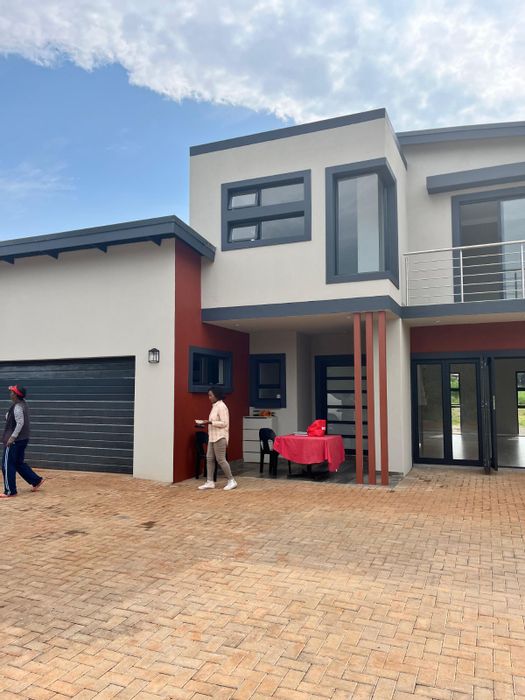 For Sale: House in Eldorette with 3 beds, double garage, private garden.