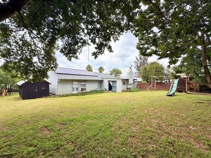 Wilgeheuwel House For Sale: Spacious garden, potential for flatlet and pool.