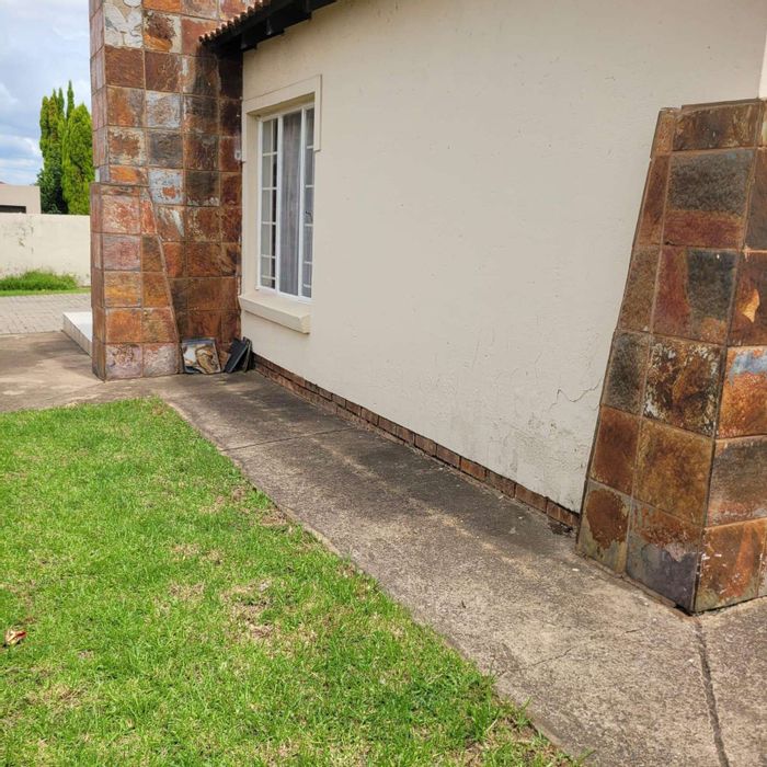 For Sale: House in Ben Fleur with 3 beds, braai area, and double garage.