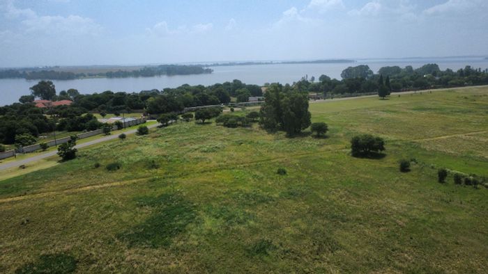 Vaal Marina Central: For Sale, Vacant Land Residential, 12,700 m² with borehole.