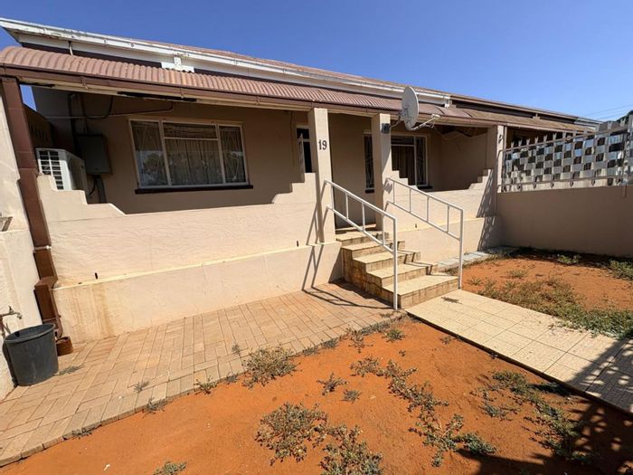 Beaconsfield House For Sale: 3 Bedrooms, study nook, tandem carport, secure garden.