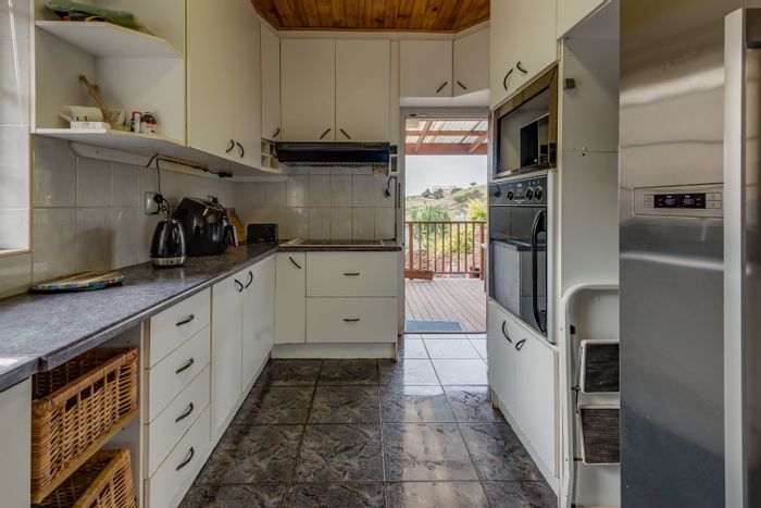 Adcockvale House For Sale: Flexible living, entertainment spaces, separate flatlet, and parking.