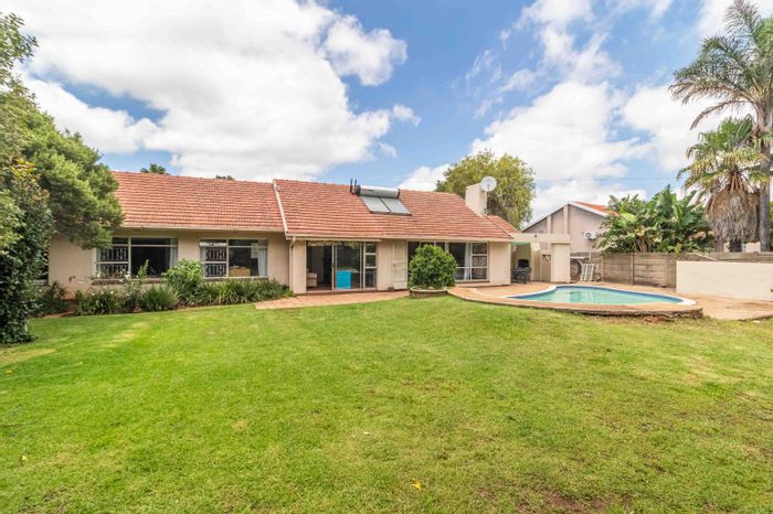 For Sale: Spacious 4-Bedroom House in Constantia Kloof with Pool and Flatlet.