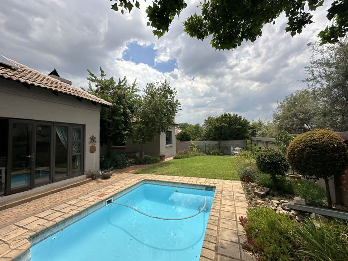 Amberfield Manor House For Sale: 5 beds, solar power, pool, flatlet, double garage.