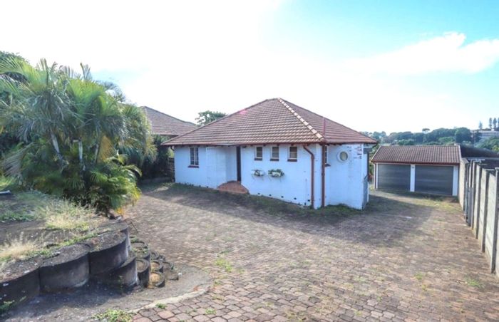 Woodlands House For Sale: Spacious yard, double garage, close to schools and amenities.