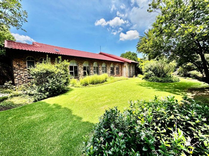 For Sale: House in Secunda Central with 3 bedrooms, jacuzzi, and spacious garden.