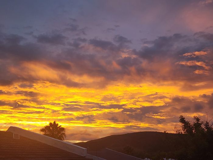 For Sale: Townhouse in Mookgopong Central with solar power, pools, and community amenities.