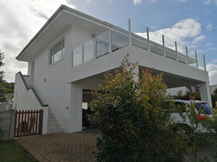 Coastal house for sale in Jongensfontein with ocean views and off-grid amenities.