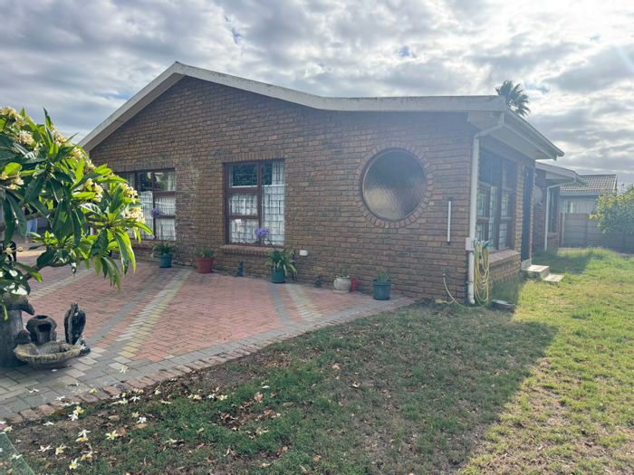 3 Bedroom House For Sale in Heiderand with Braai Room and Secure Parking.