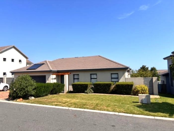 Hageland Estate House To Rent: 3 bedrooms, 2 baths, entertainers den, private garden.