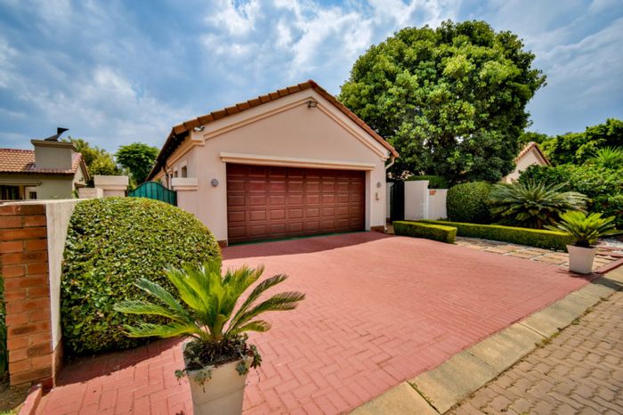 Faerie Glen House For Sale: 3 beds, 2 baths, security estate, spacious garden.