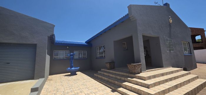 Spacious 6-Bedroom House with Cottage For Sale in Vaal Marina Central.